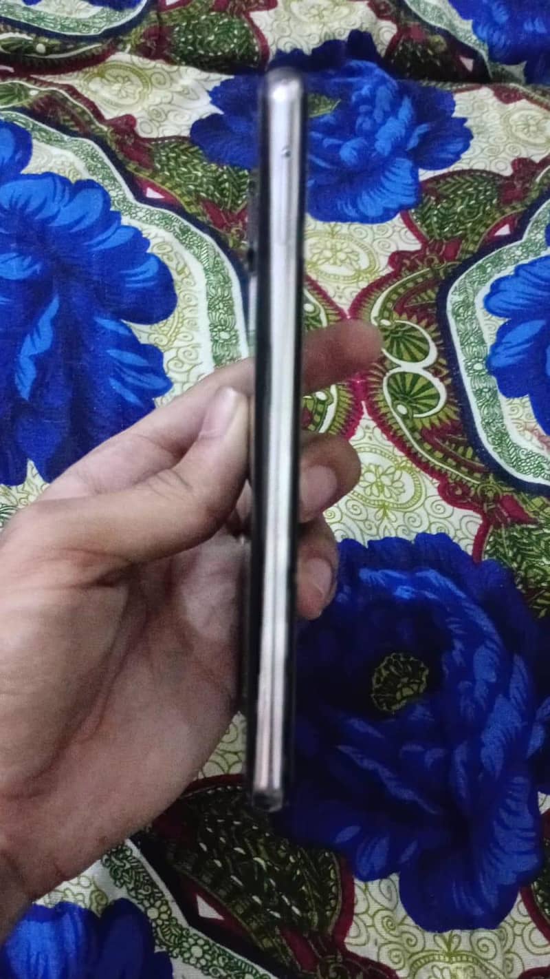 Sharp Aquos R2 5
