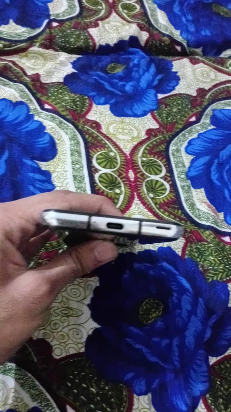 Sharp Aquos R2 6