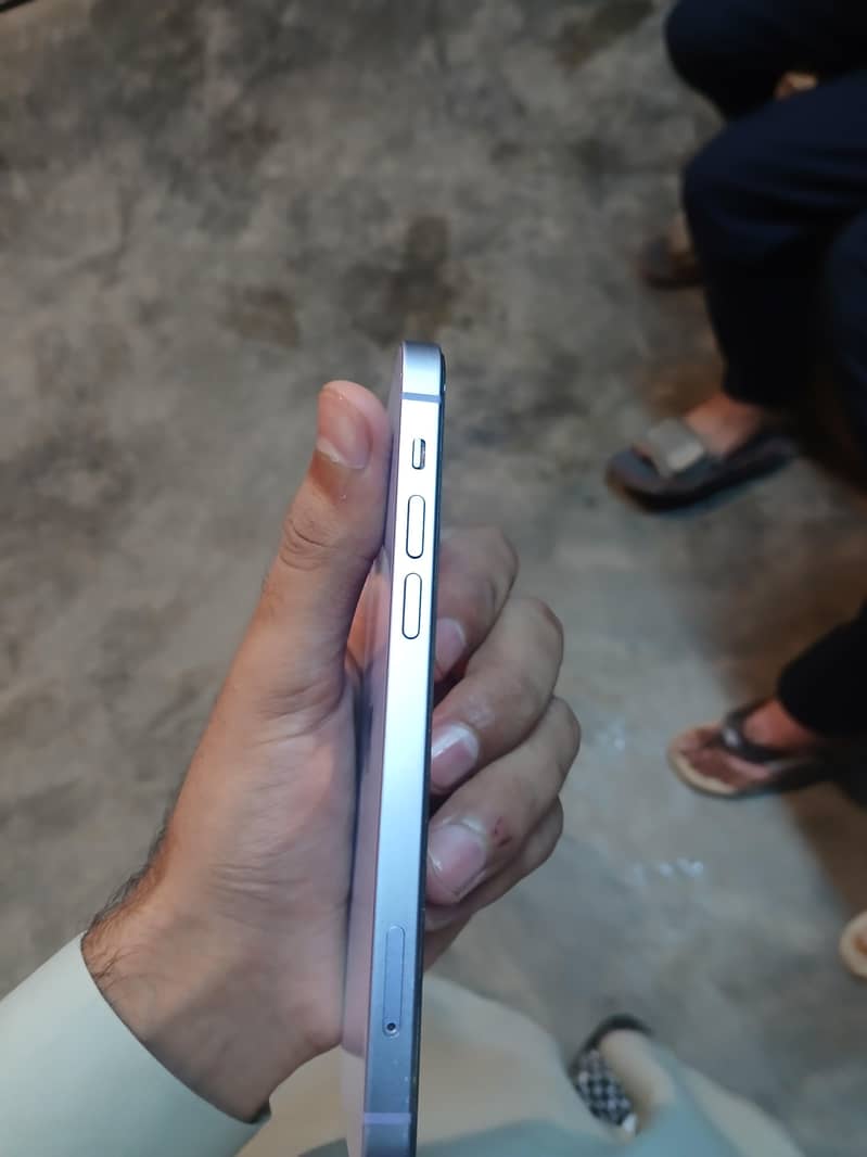 Apple iPhone 12 3