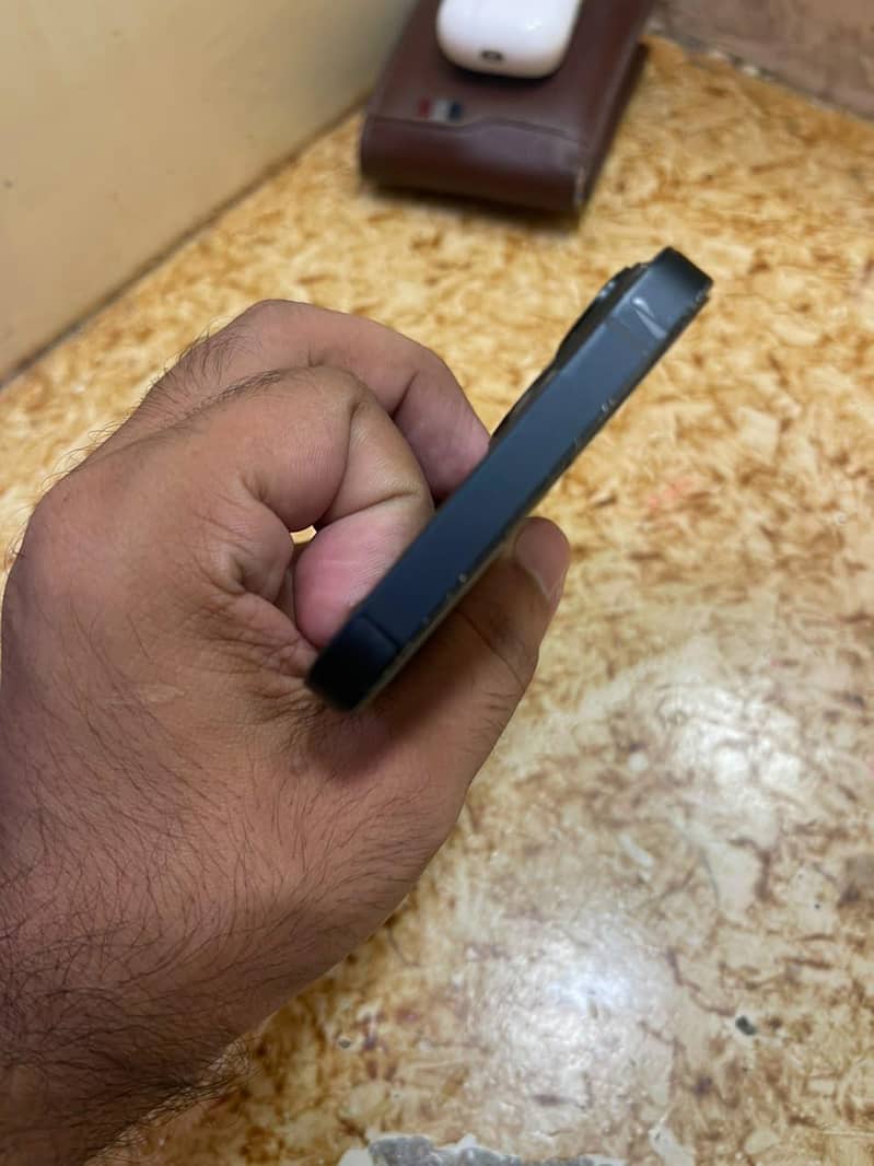 Apple iPhone 13 4