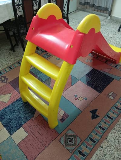 Portable and compact slide for kids