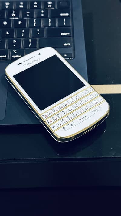 Blackberry Q10 Gold special edition | PTA approved | Complete Box