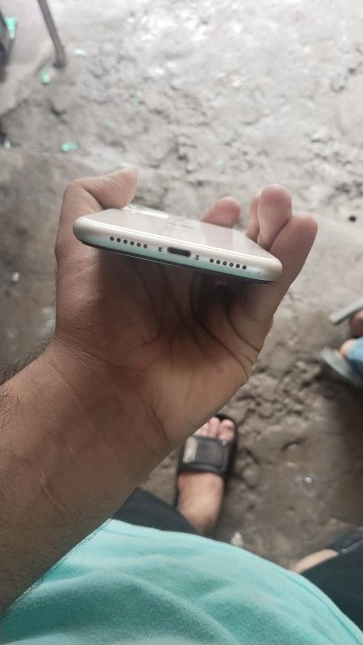 Apple iPhone 11 4