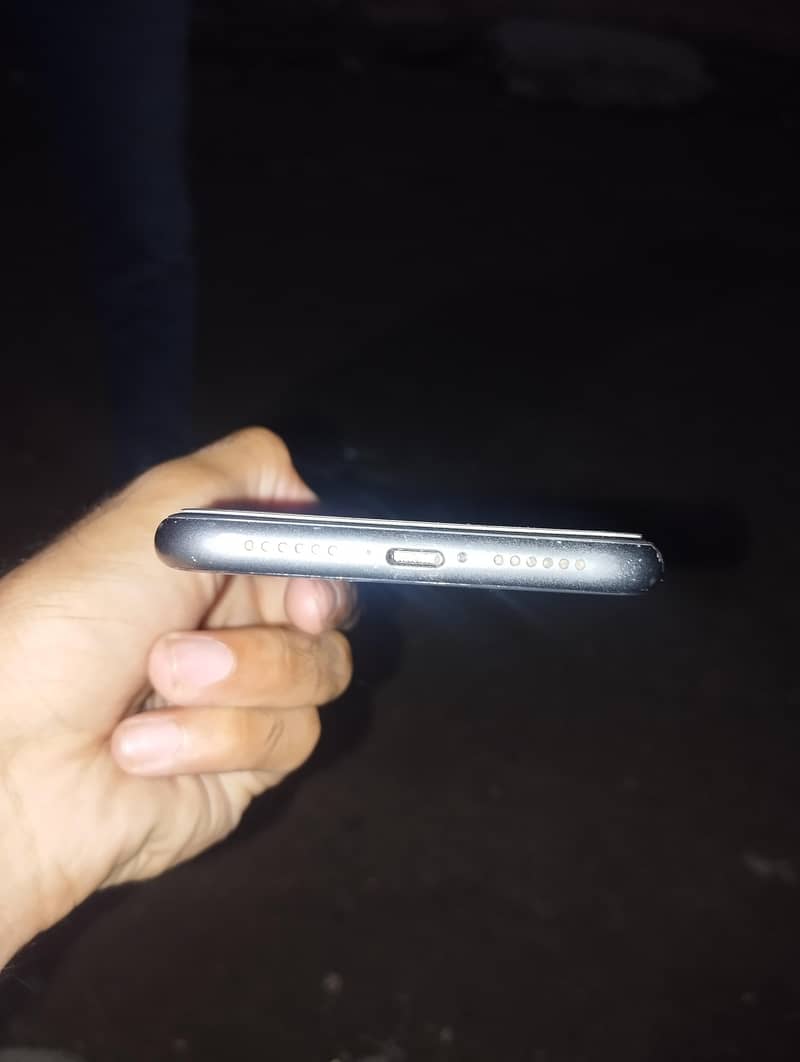 Apple iPhone 11 4
