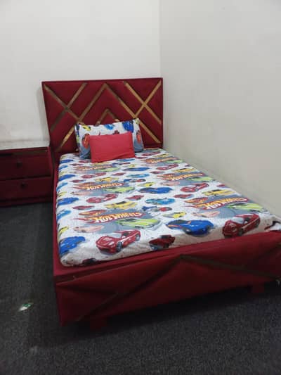 Luxury Red velvet double bed set with a side table - excellent