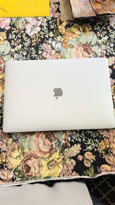 Macbook Pro 2017 Dual Graphics card 16/512GB Touch Bar