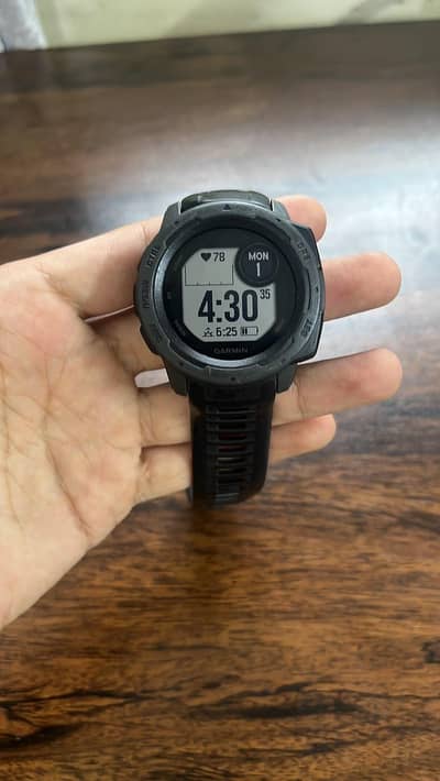 Garmin Instinct Smartwatch – Excellent Condition with Charger