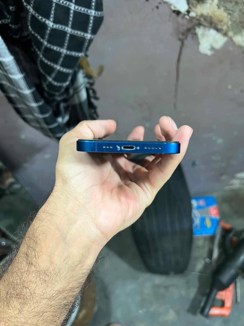 Apple iPhone 12 4