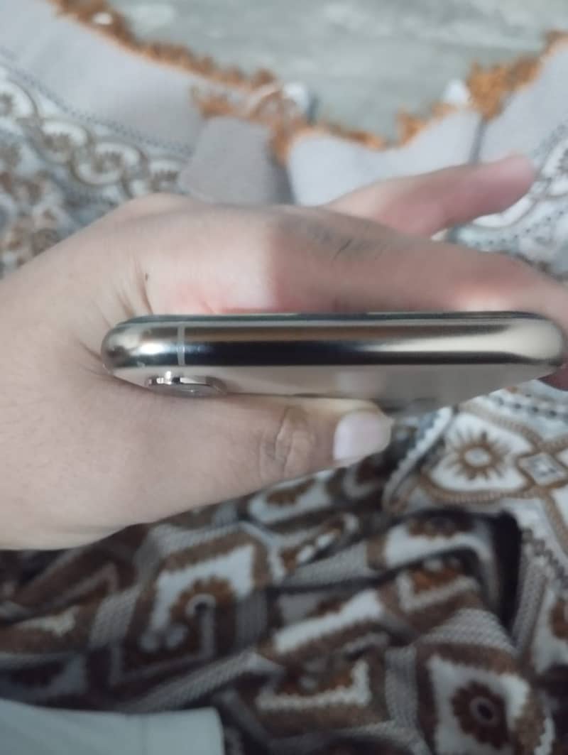 iPhone XS 4