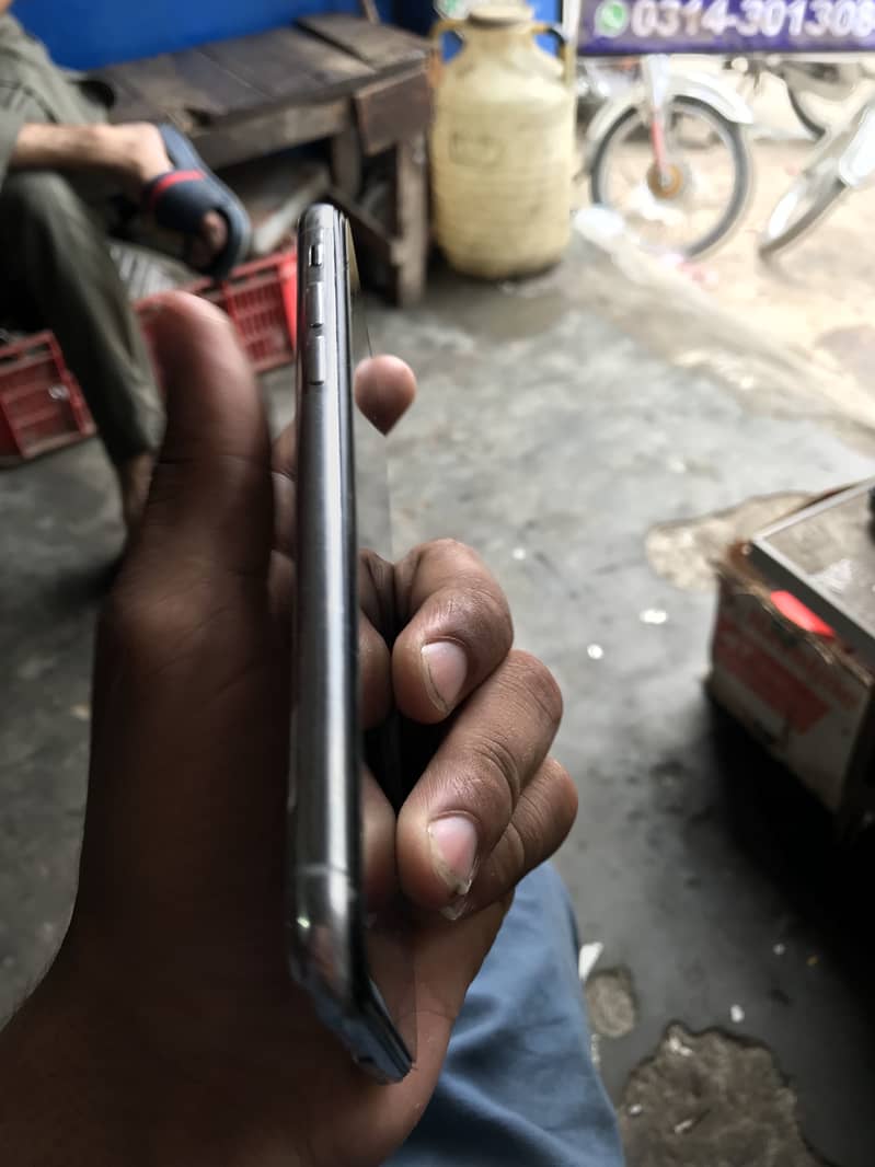 Apple iPhone X 3
