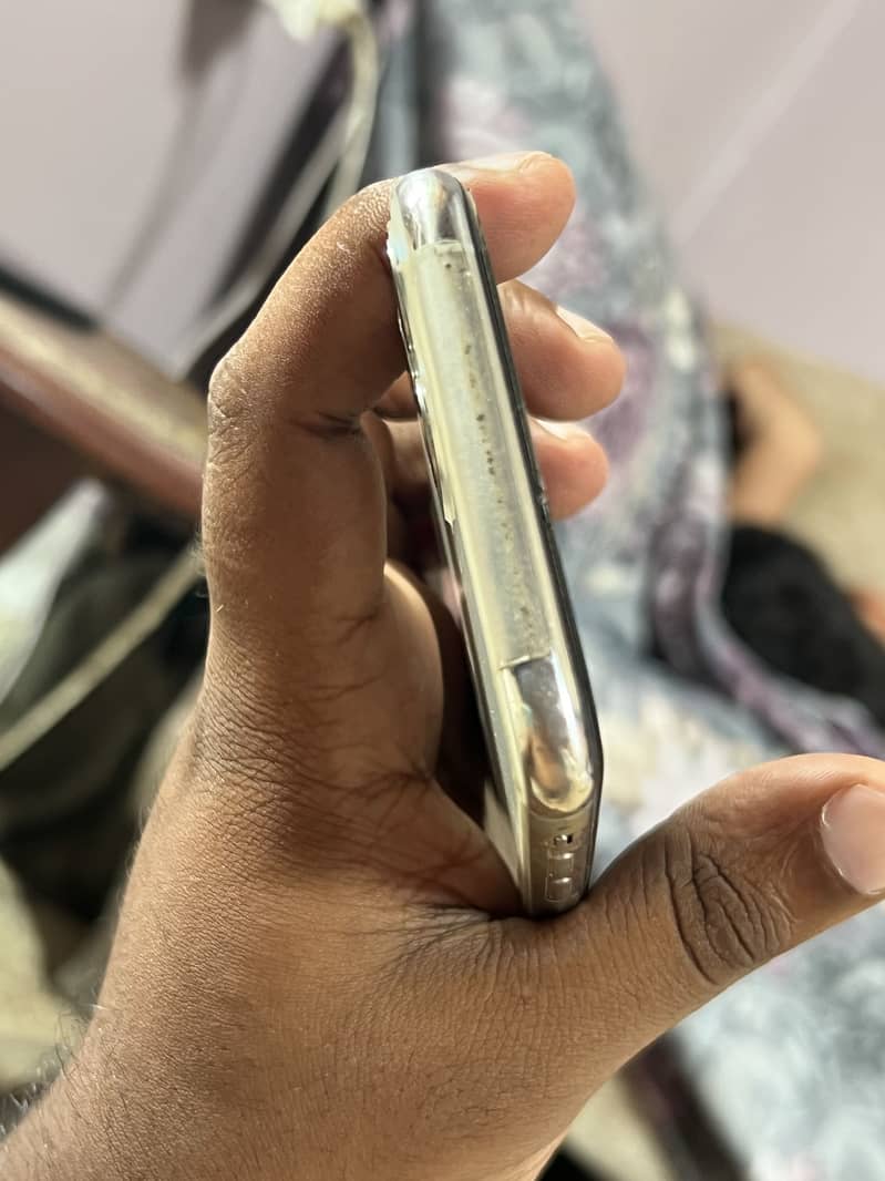 iPhone 11 pro. 4