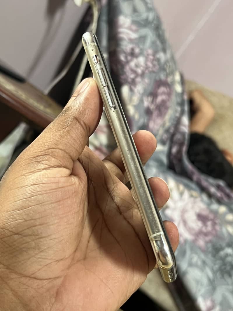 iPhone 11 pro. 7