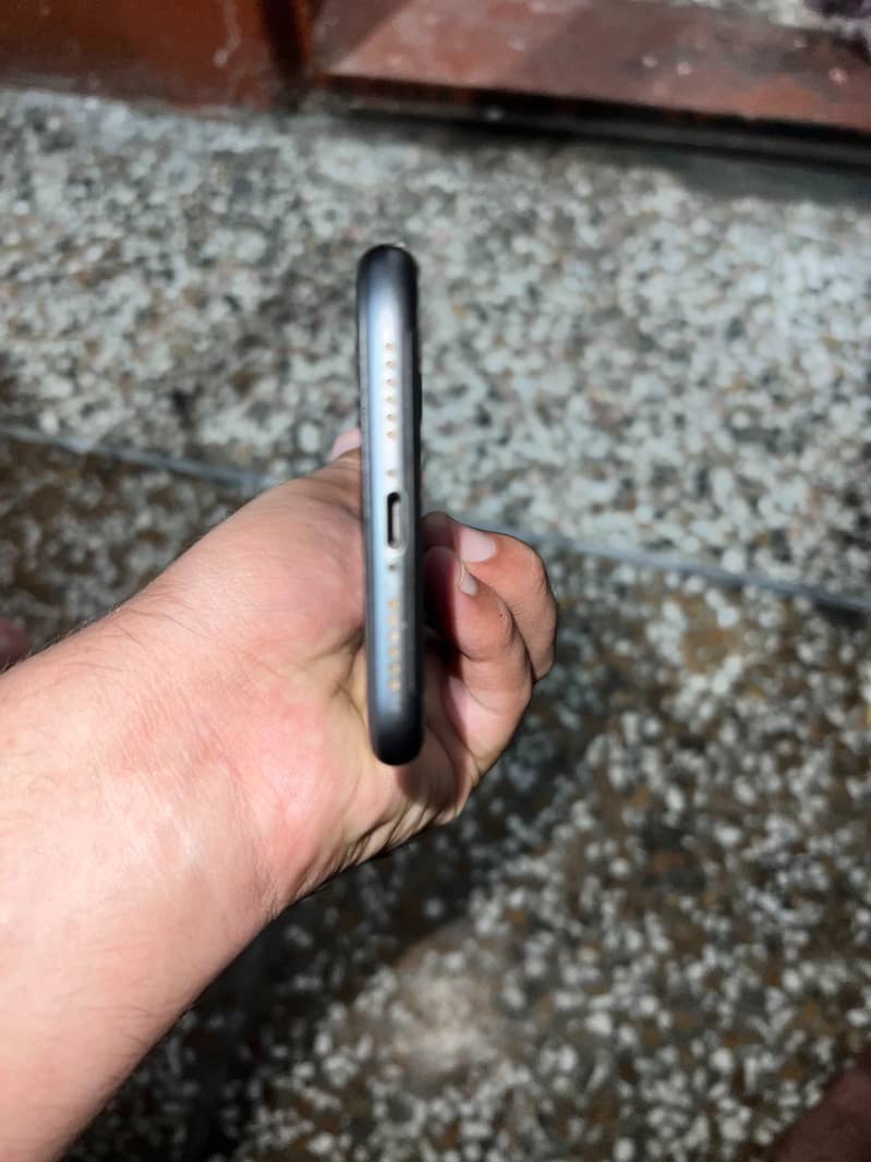 Apple iPhone 11 4