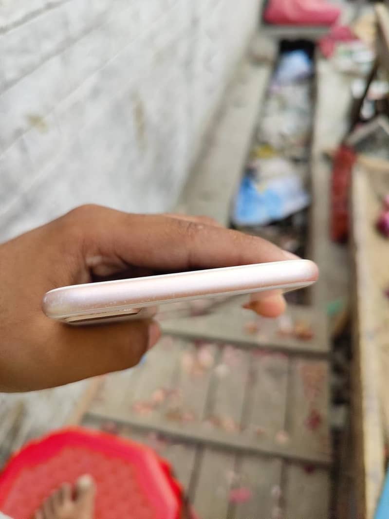 Apple iPhone 8 Plus 4