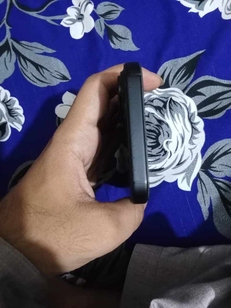 Apple iPhone 16 2