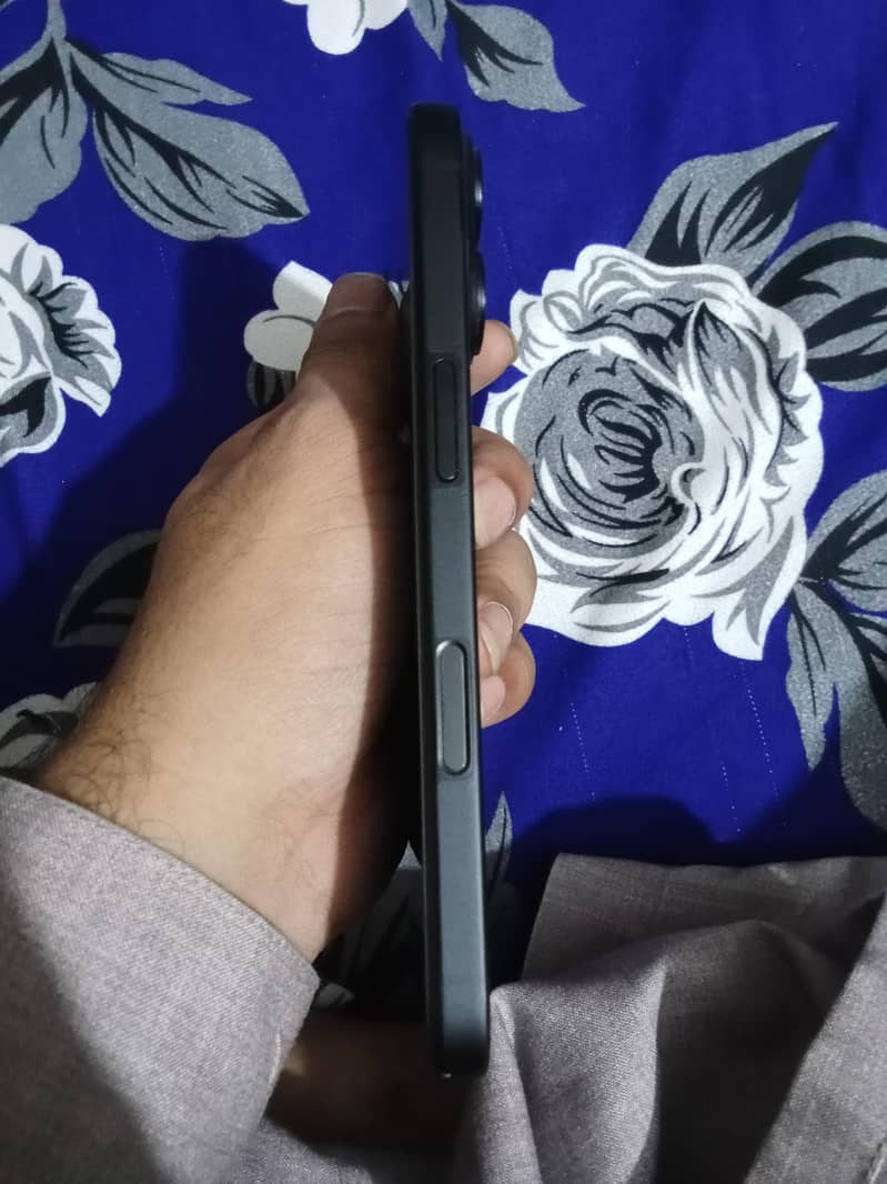 Apple iPhone 16 3