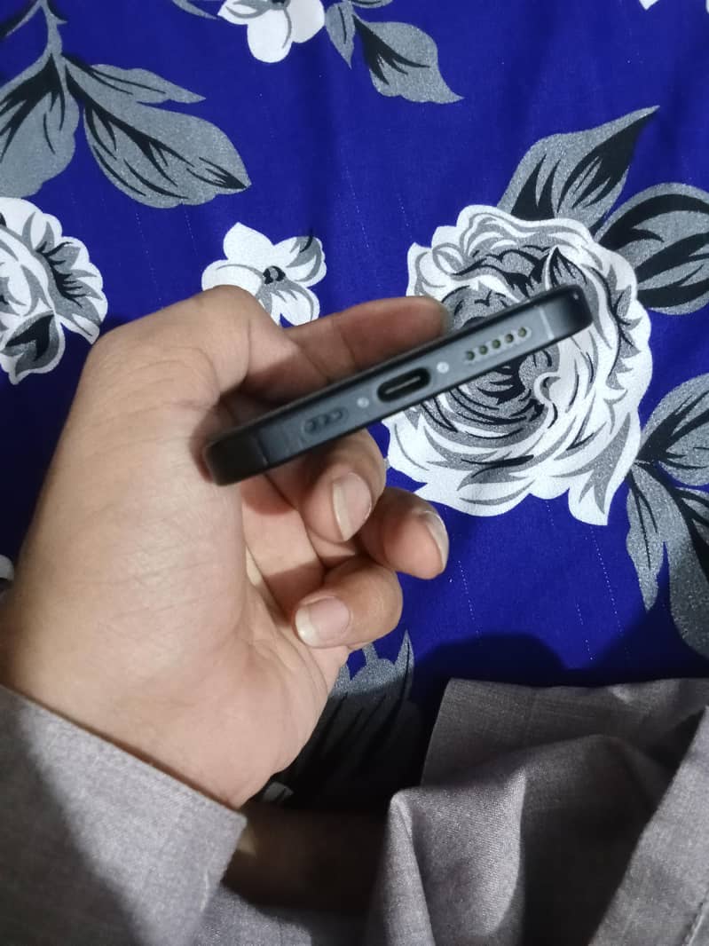 Apple iPhone 16 4