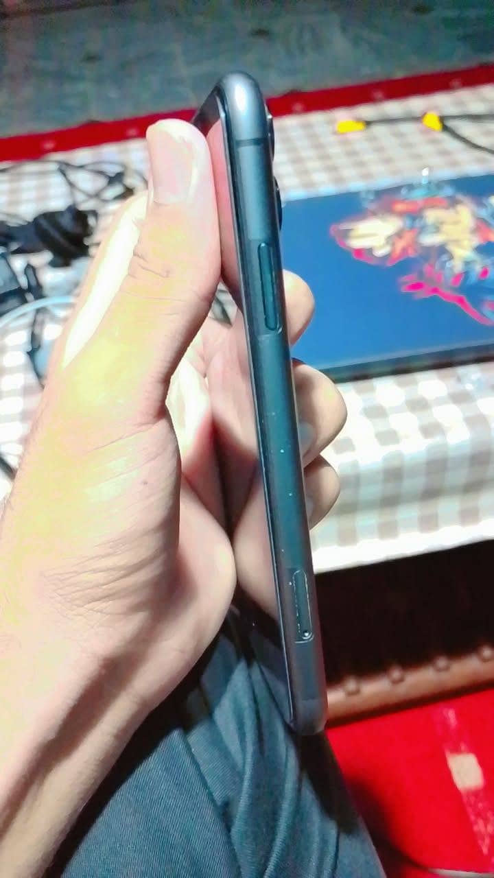 Apple iPhone 11 4