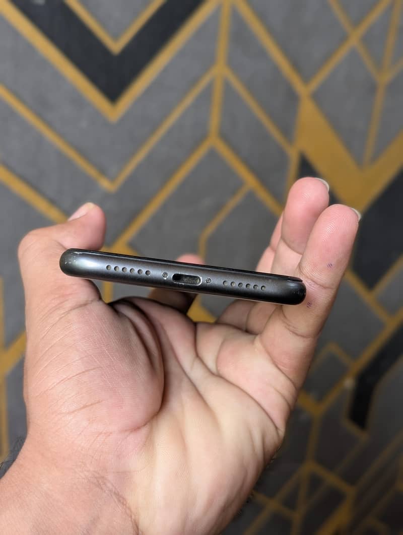Apple iPhone 11 4