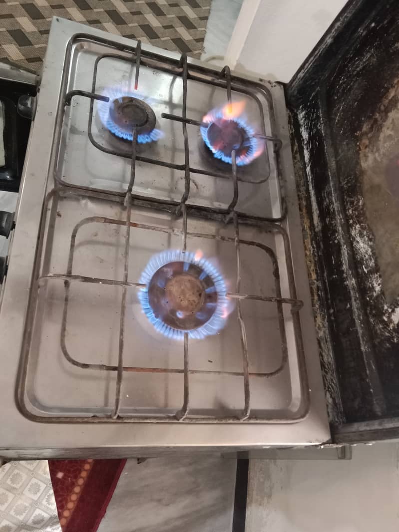Cooking range in good working condition 2