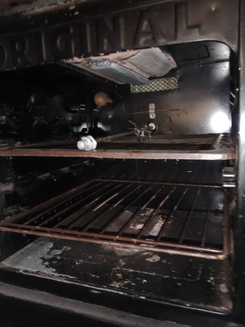 Cooking range in good working condition 4
