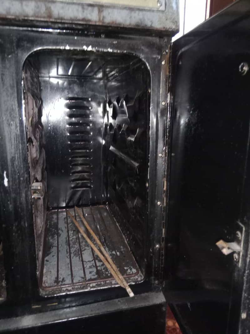 Cooking range in good working condition 5