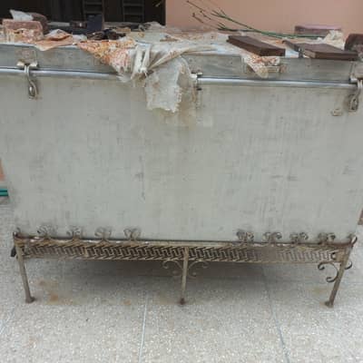Heavy Iron Storage Peti with Stand
