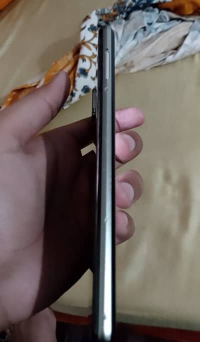 Aqous r 3 and 6 128 gb non pta