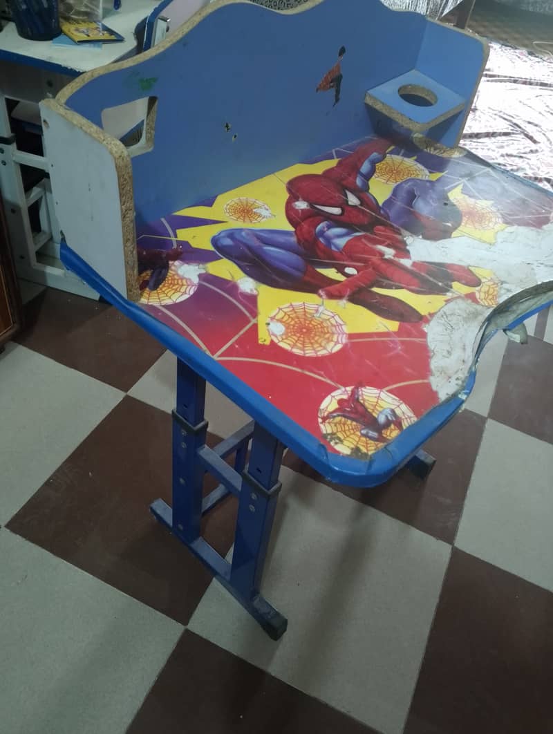 Kids study table 0
