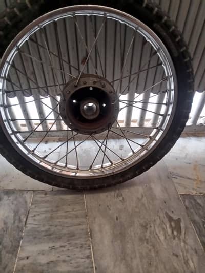 Head cylinder 78 Back tyre 70