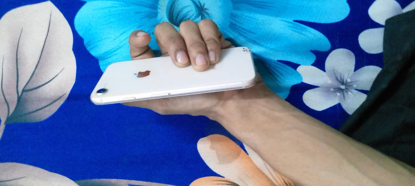 Apple iPhone 8 1