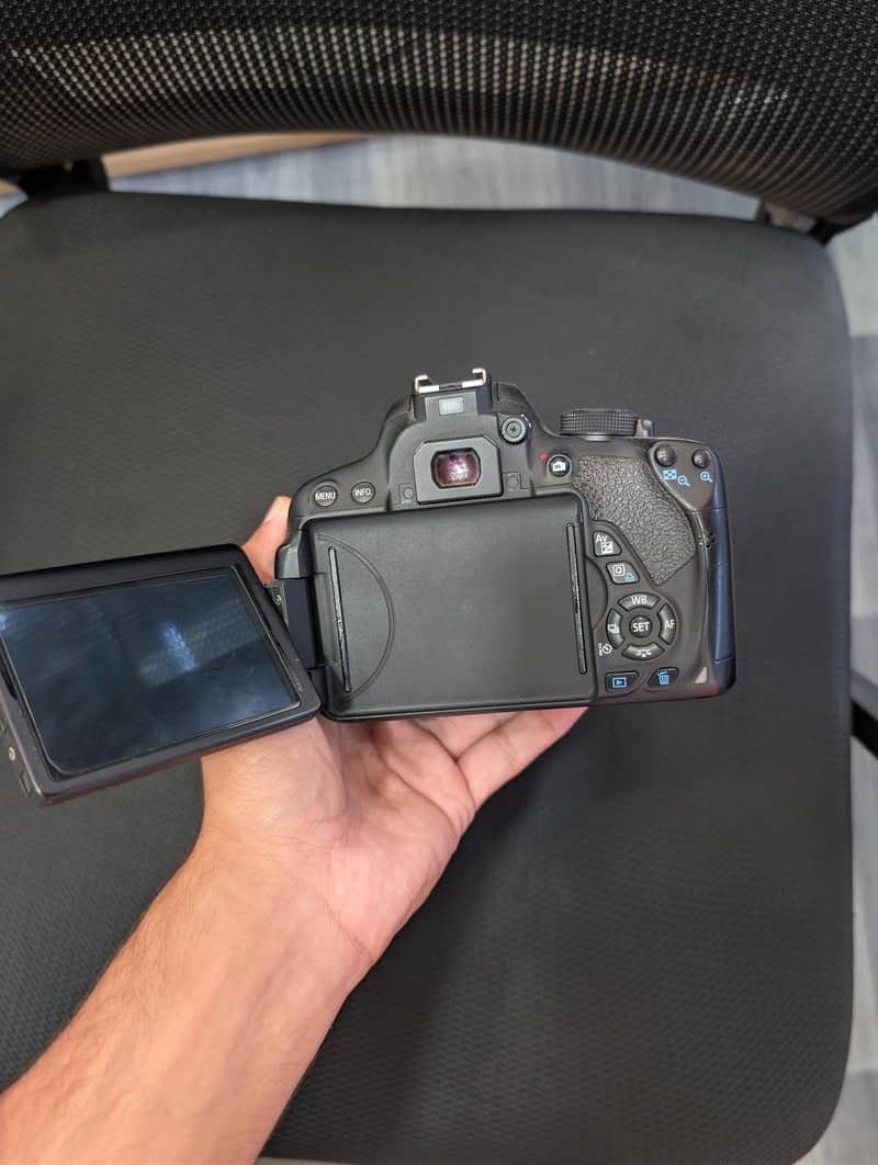 Canon camera 700D 0