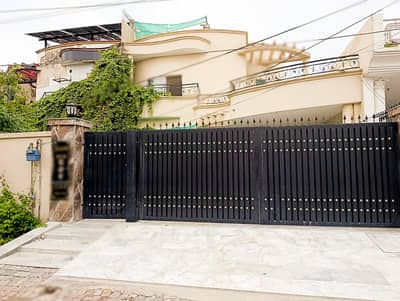 12 Marla 3 Units 40 Feet Road Luxury House for Sale in Johar Town Hot Location