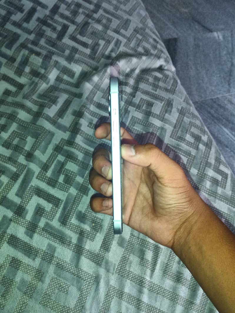 Apple iPhone 15 13