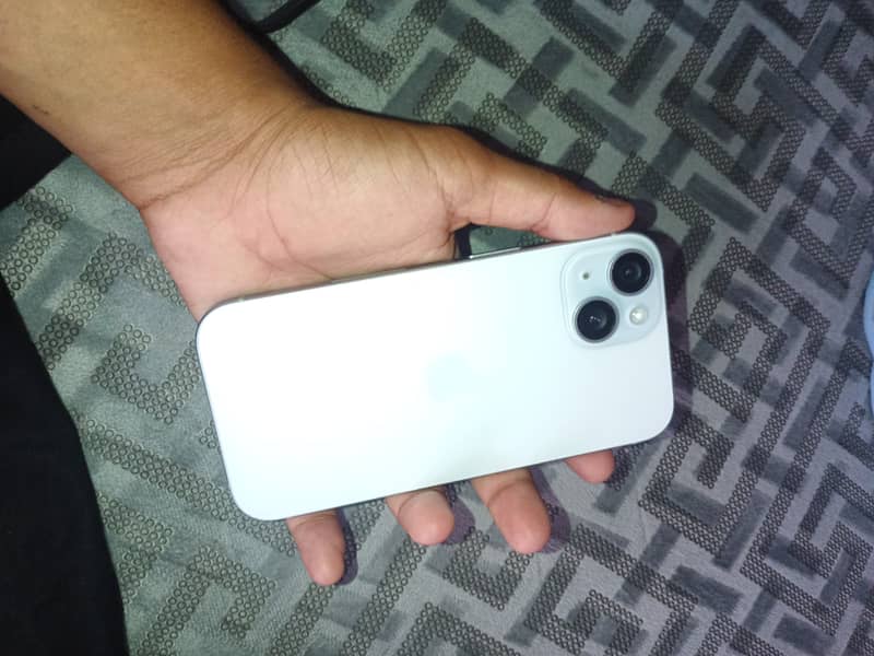 Apple iPhone 15 17