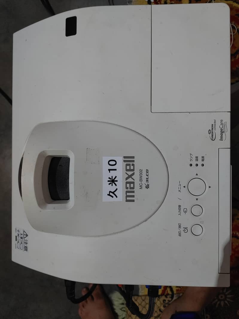 projector Epson eb. g5750wu.  mexell projector 8
