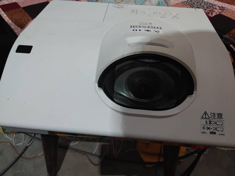 projector Epson eb. g5750wu.  mexell projector 9