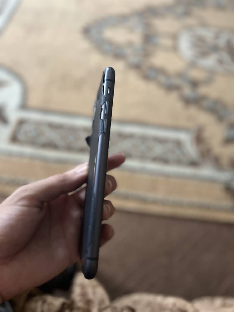 Apple iPhone 11 4
