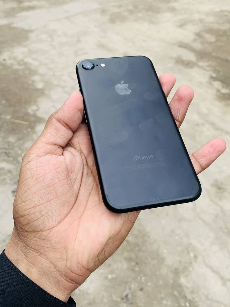 Apple iPhone 7 0
