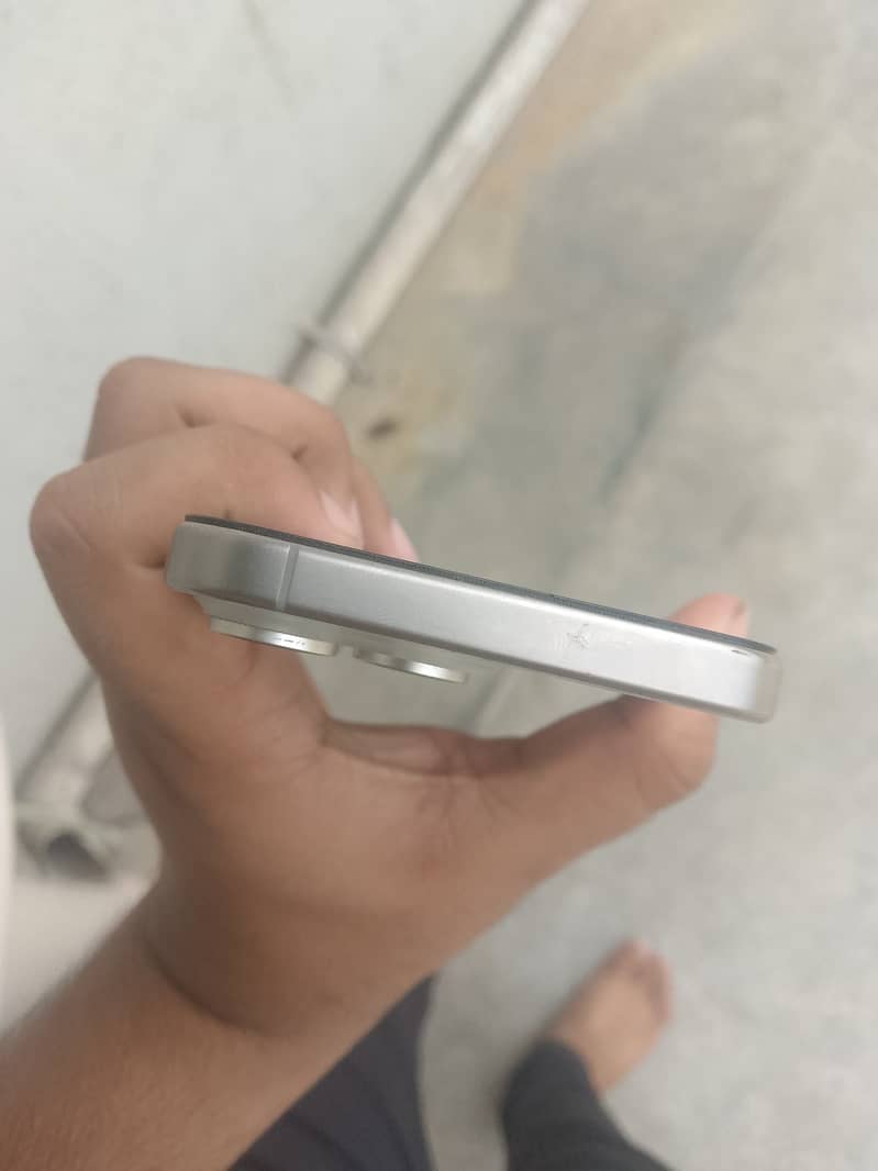 Apple iPhone 15 Pro Max 4