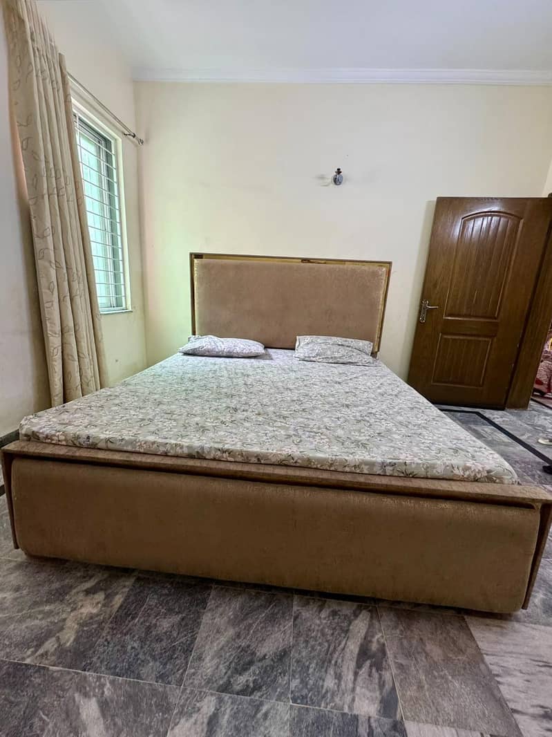 A King size bed 0