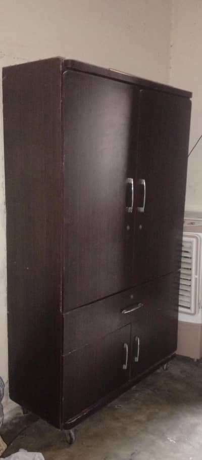 I am selling wardrobe only serious buyer cont me