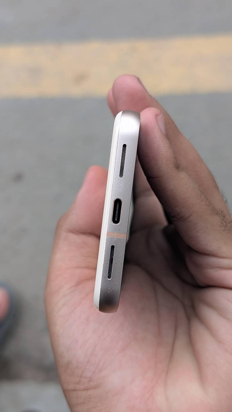Google Pixel 8 4
