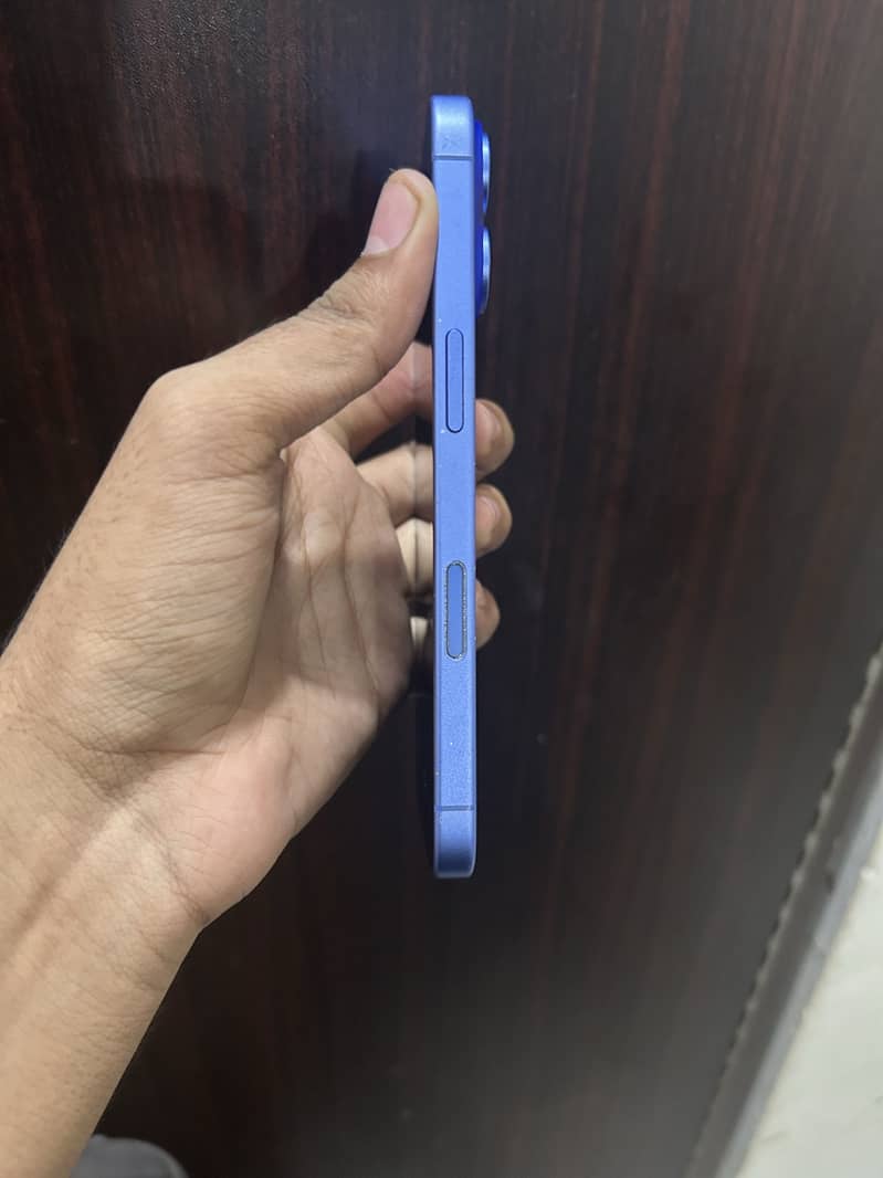Apple iPhone 16 3