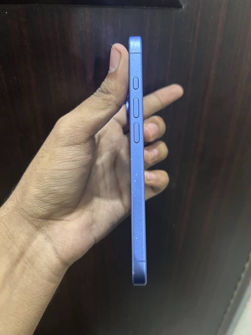 Apple iPhone 16 4