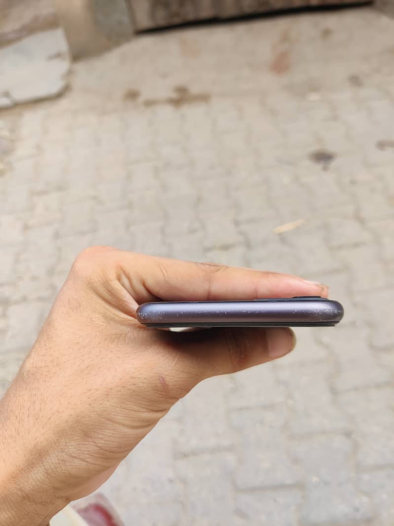 Apple iPhone 11 4