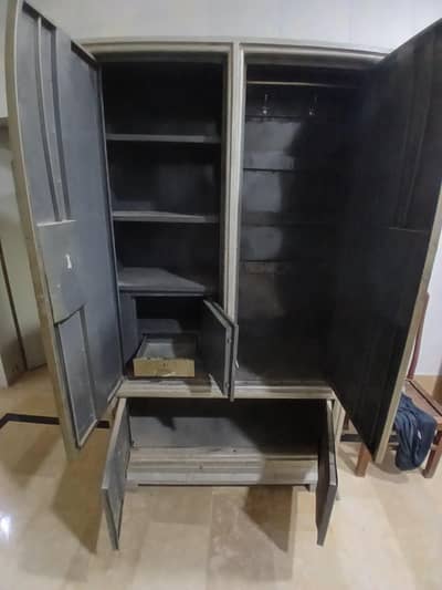 Solid and safe wardrobe