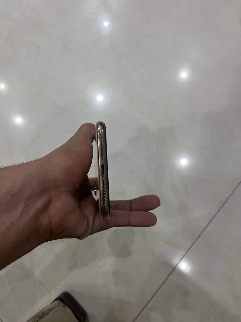 Apple iPhone XS Max 3
