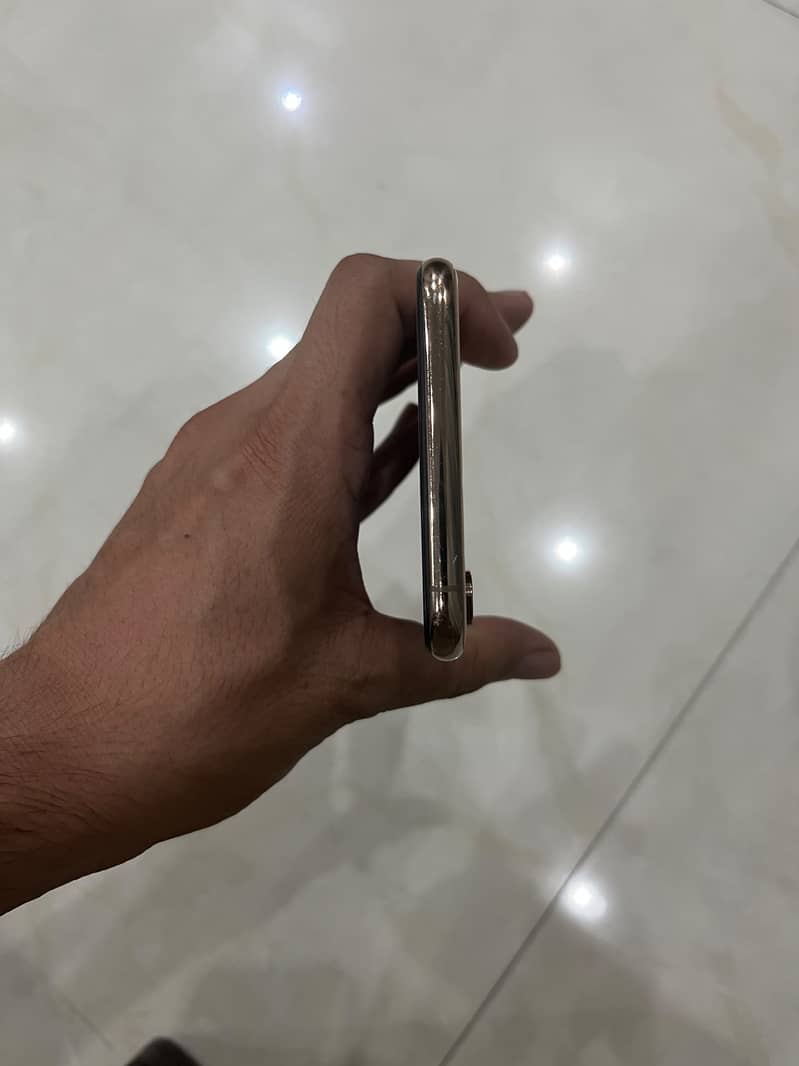 Apple iPhone XS Max 4