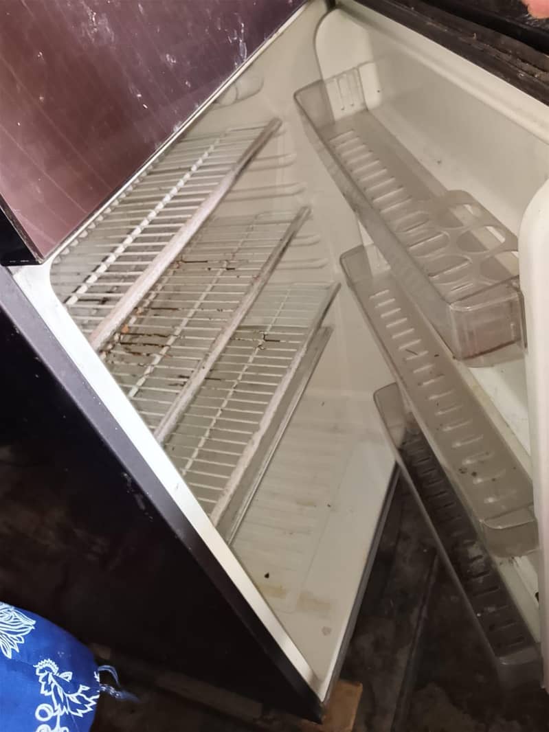 medium size fridge 0